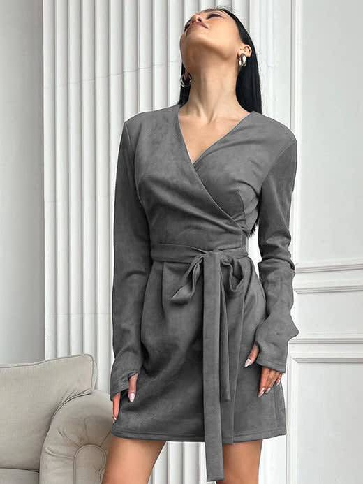 CAROLINE | Élégance de la Commutation et Silhouette Structurée