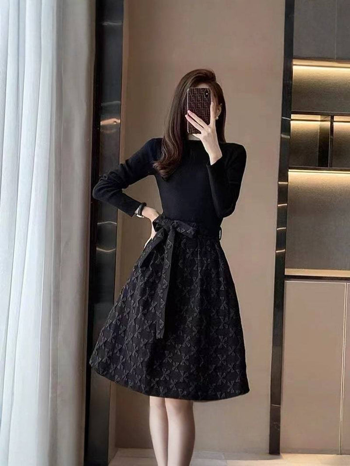 Robe noire mi-longue à col montant – Élégance royale & allure sophistiquée